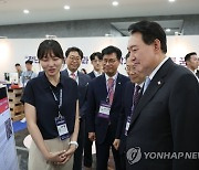 연구 관련 설명 듣는 윤석열 대통령