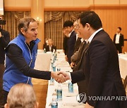 그로시 IAEA 사무총장, 오염수 대책 행사 참석자와 악수