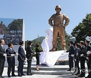 모습 드러낸 백선엽 장군 동상