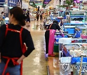 수산시장 상인들 '손님 기다리며'