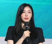 메달 공개하는 김연아