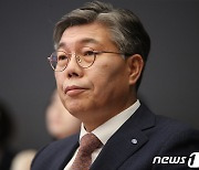 취재진 질문 듣는 황병우 대구은행장