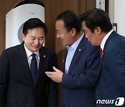 '서울~양평 고속도로' 회견에서 대화 나누는 원희룡 장관