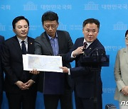 '서울~양평 고속도로' 질문 받는 백원국 차관