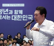 양복 겉옷 벗고 발언하는 윤 대통령