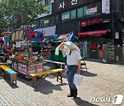 부산, 체감온도 30도 웃돌아...“뜨겁다 못해 익겠다”