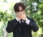 [포토] 이준호, '포즈 요청에 수줍어'