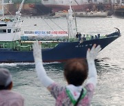 "오염수 불안감, 수산업 위협"…어선들 현수막 달고 조업 나섰다