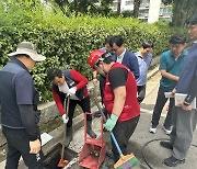 부천동행정복지센터, 빗물받이 청소·방역까지 ‘일거양득’ 효과