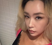 ‘11살 연하♥’ 배윤정, 20kg 감량 후 섹시美 비주얼 “다시 여왕으로 귀환”