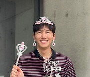 지창욱, 생일맞이 주얼리 세트 풀장착 ‘공주여도 반하겠어’