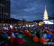 '밤 독서 경험 흥미롭네'…'서울 야외도서관' 50만 명 발길