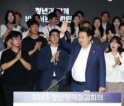 인사하는 윤석열 대통령