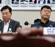 "최저임금은 취약계층 생계" vs "인상은 취약계층 고용↓"