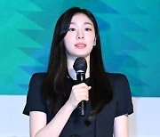 메달 소개하는 김연아 [사진]