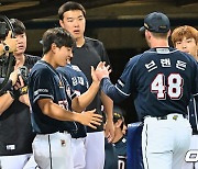 동료들 축하 받는 브랜든 [사진]