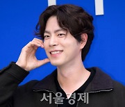 홍종현, 볼 하트도 사랑스러워 [SE★포토]