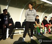 英 프로축구 최초 여자 사령탑 탄생, 4부리그 포리스트 그린 감독대행 선임