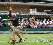 윔블던서 환경단체 회원들 시위 후 체포…두 차례 경기 중단