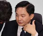 관계자와 대화하는 원희룡 국토교통부 장관