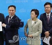 기자 질문에 답하는 백원국 국토교통부 제2차관