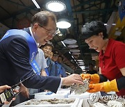 꽃게 구매하는 조승환 해수부장관