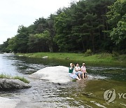 계곡물에 발 담그고