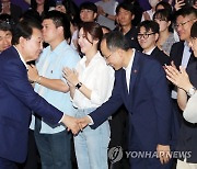 추경호 부총리와 인사하는 윤석열 대통령