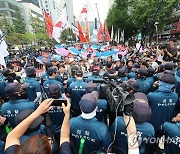 행진 중 경찰과 대치하는 민주노총