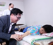 박일하 구청장, 어르신 한방 의료 돌봄 봉사 진행