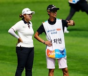 [포토]강채연,김용현 '핀 공략을 상의한다'