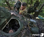 러 군 향해 탱크 발포 준비하는 하르키우 우크라 군