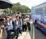 후쿠시마 오염수 투기 반대 국민버스 배웅하는 이재명 대표