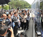 이재명 대표, 후쿠시마 오염수 투기 반대 국민버스 배웅