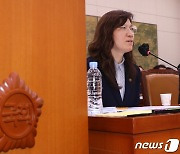 국회 상임위서 인사말 하는 장미란 문화체육관광부 차관