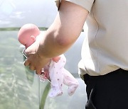 '딸 텃밭 암매장' 친모, 아기인형 들고 시신 찾아내..친정 소유 밭에 있었다