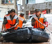 중국, 북부는 폭염에 고통…남부는 폭우에 17명 사망