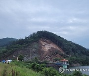 전북서 산사태로 택시 깔려…추가 붕괴 우려