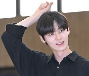 황민현, 조각상의 ‘황도피스’ [포토엔HD]