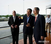 파나마 운하부 장관 설명 듣는 한덕수 총리