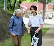 정책은 없는데... '바이 바이 플라스틱' 선물한 김건희 여사