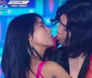 '40금 찐 부부' 이효리♥이상순's KISS 퍼포먼스까지..무대 찢었다! [Oh!쎈 종합]