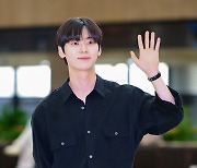 황민현, '남신의 손인사' [사진]