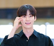 황민현, '보기만 해도 설렌다' [사진]