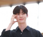 황민현(HwangMinHyun), '사슴이세요? 내 마음을 녹용~' [★포토]