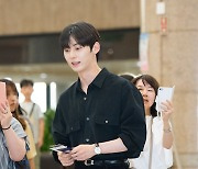 [T포토] 황민현 '수줍은 등장'