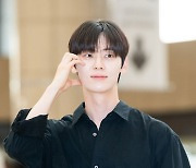 [T포토] 황민현 '애교, 만능이야'