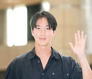 [T포토] 박건일 '잘생김 묻었네'