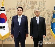 유인촌 문화특보와 기념촬영하는 윤석열 대통령