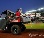 악송구에 맞고 '브이' 그려 보인 카메라맨, 결국 안와골절